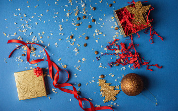 Картинка праздничные подарки+и+коробочки шарик подарок лента
