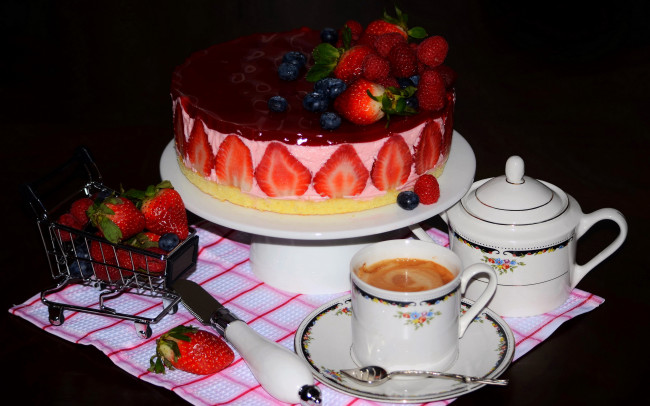 Обои картинки фото еда, торты, кофе, торт, клубника, десерт
