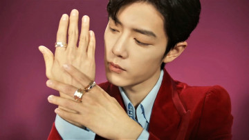 Картинка мужчины xiao+zhan лицо пиджак руки украшения