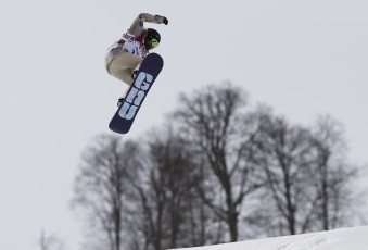 Картинка спорт сноуборд anne rukaj деревья полет олимпиада снег прыжок спортсмен сноубордист финляндия сочи