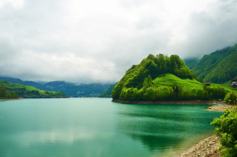 обоя природа, реки, озера, пейзаж, красивая, швейцарии, изумрудные, горы, озеро, река, деревья, небо, облака