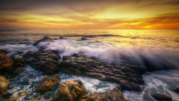 Картинка природа побережье пена камни волны океан зарево тучи