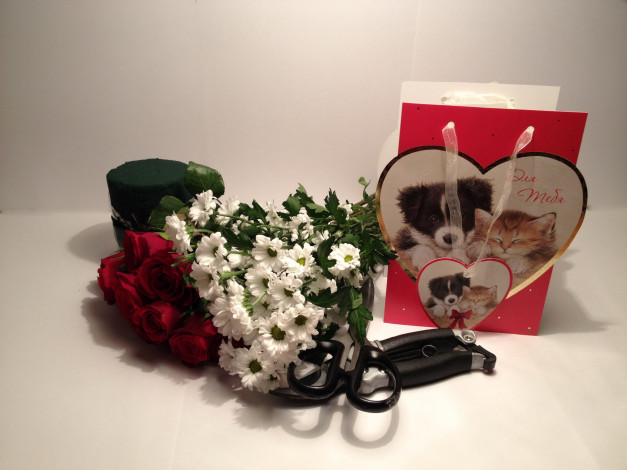 Обои картинки фото праздничные, день святого валентина,  сердечки,  любовь, подарок, сердце, хризантемы, розы