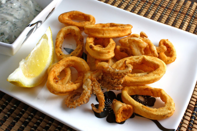 Обои картинки фото еда, рыбные блюда,  с морепродуктами, лимон, кальмар
