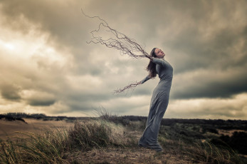 Картинка фэнтези фотоарт девушка руки ветер корни