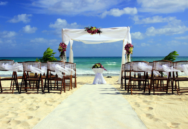 Обои картинки фото интерьер, декор,  отделка,  сервировка, свадьба, песок, букеты, пляж, море