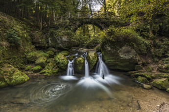 Картинка природа водопады камни поток лес
