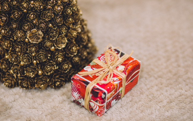 Обои картинки фото праздничные, подарки и коробочки, шишки, коробка, подарок, праздник