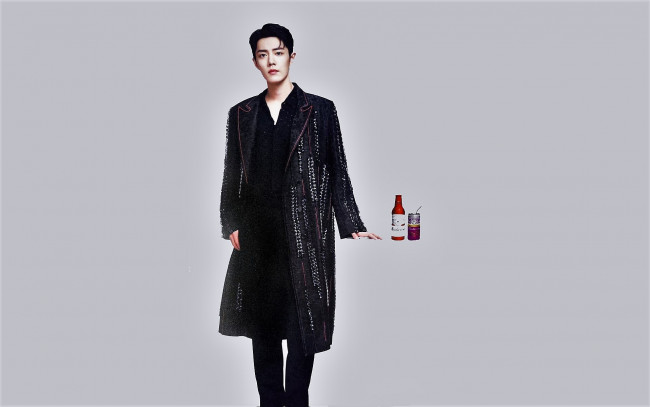 Обои картинки фото мужчины, xiao zhan, актер, пальто, бутылка, банка