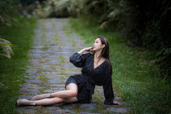 Картинка девушки -+азиатки шатенка платье дорожка сад