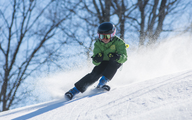 Обои картинки фото спорт, лыжный спорт, лыжник, спуск, склон, снег, скорость