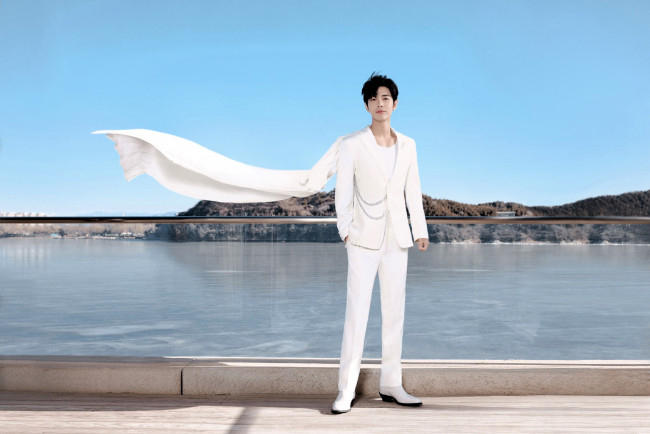 Обои картинки фото мужчины, xiao zhan, актер, костюм, шлейф, балкон, море
