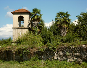 Картинка города здания дома колокольня южная природа