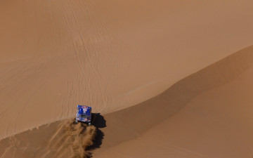 Картинка спорт авторалли песок dakar rally пустыня туарег внедорожник гонка синий touareg volkswagen