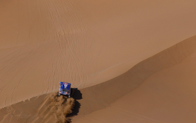 Обои картинки фото спорт, авторалли, песок, dakar, rally, пустыня, туарег, внедорожник, гонка, синий, touareg, volkswagen