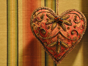 Картинка разное ремесла +поделки +рукоделие сердце бусинки золотая тесьма