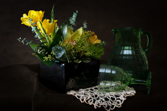 Картинка цветы букеты +композиции букет цветов бокал графин посуда скатерть фон
