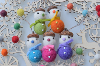 Картинка праздничные снеговики игрушки новый год снежинки фигурки