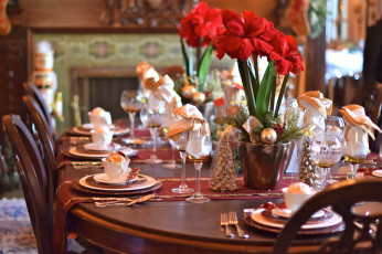 Картинка праздничные угощения красные новогодний посуда амариллисы стол цветы сервировка