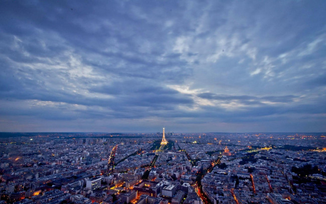 Обои картинки фото города, париж , франция, панорама, город, дома, здания, улицы, башня, огни, тучи, вечер