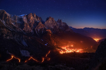 Картинка природа горы огонь альпы свет долина ночь небо звезды