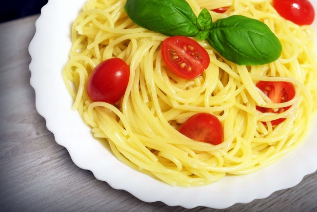 Обои картинки фото еда, макаронные блюда, базилик, спагетти, помидоры, черри, томаты