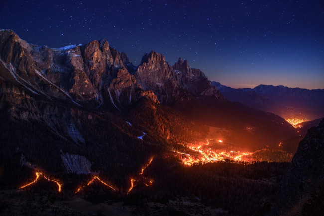Обои картинки фото природа, горы, огонь, альпы, свет, долина, ночь, небо, звезды
