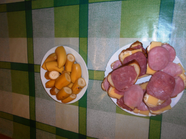 Обои картинки фото еда, бутерброды,  гамбургеры,  канапе, бананы, сыр, колбаса, хлеб