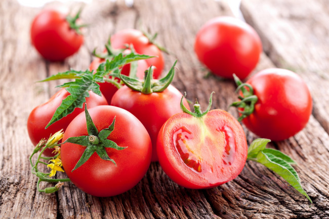 Обои картинки фото еда, помидоры, томаты, листья