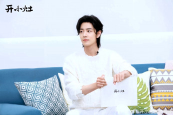 Картинка мужчины xiao+zhan актер диван подушки
