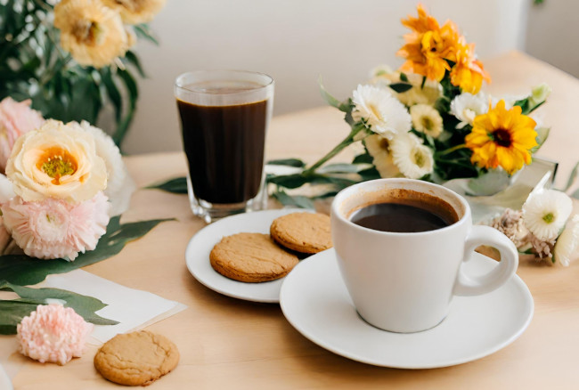 Обои картинки фото еда, кофе,  кофейные зёрна, цветы, печенье