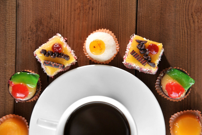 Обои картинки фото еда, кофе,  кофейные зёрна, чашка, пироженки
