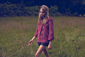 Картинка девушки cara+delevingne лужайка трава пальто шорты блондинка модель кара делевинь