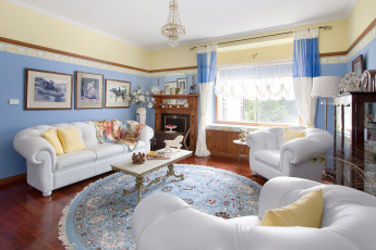 Картинка интерьер гостиная картины стол диваны ковер декор шторы