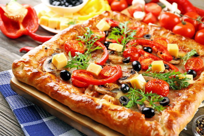 Обои картинки фото еда, пицца, помидоры, маслины, сыр