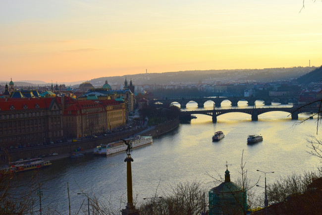 Обои картинки фото города, прага , Чехия, река, здания, теплоход, мост