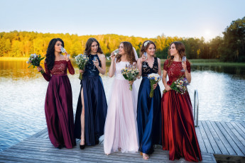 Картинка девушки -unsort+ группа+девушек невеста подружки букеты бокалы платья цветы