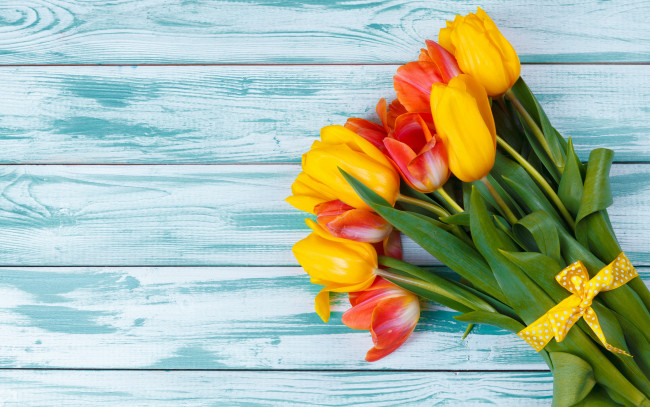 Обои картинки фото цветы, тюльпаны, букет, red, yellow, wood, flowers, tulips