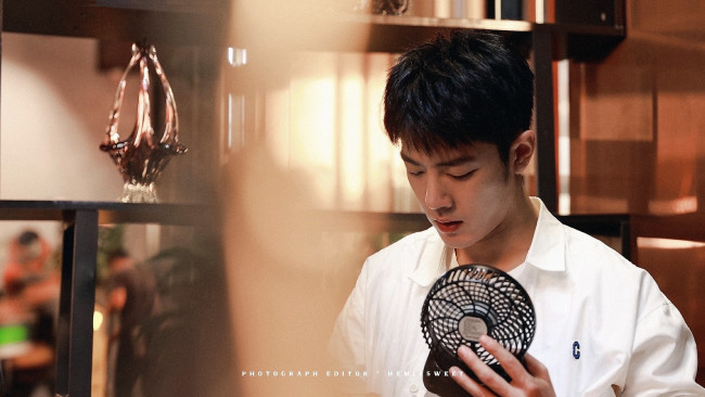 Обои картинки фото мужчины, xiao zhan, актер, вентилятор