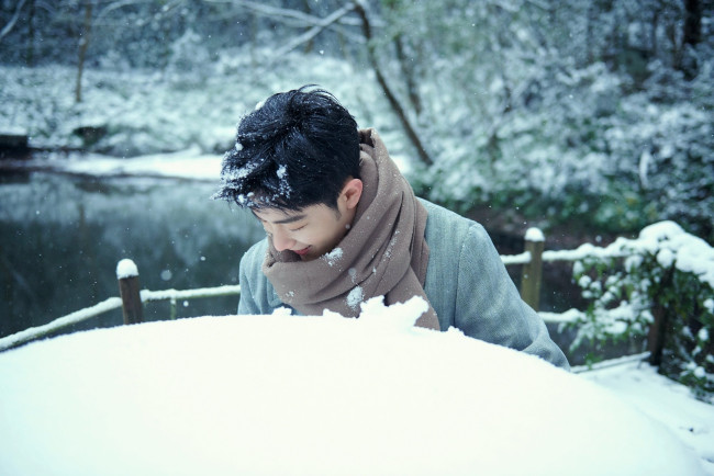 Обои картинки фото мужчины, xiao zhan, актер, пальто, шарф, озеро, снег