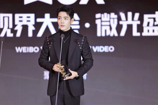 Обои картинки фото мужчины, xiao zhan, актер, сцена, пиджак, микрофон, награда