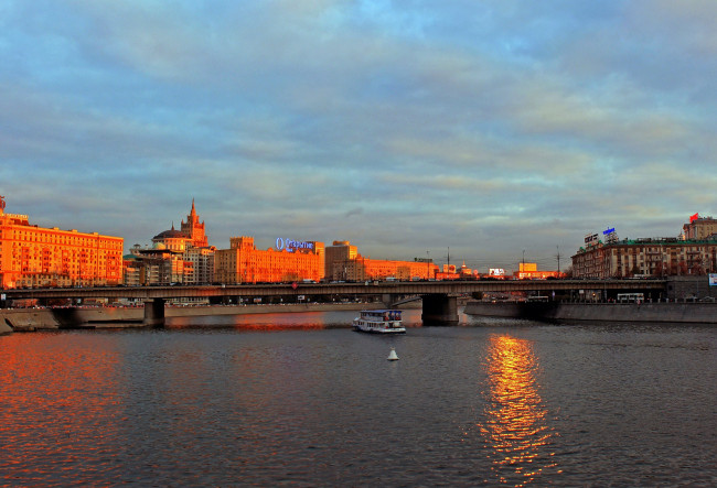Обои картинки фото города, москва, россия, закат, мост, река, дома
