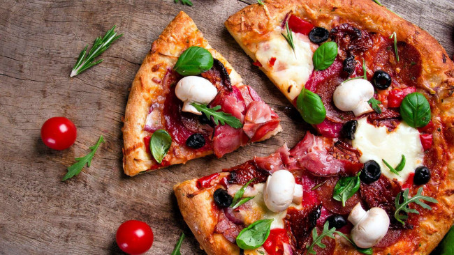 Обои картинки фото еда, пицца, помидоры, черри, розмарин, шампиньоны