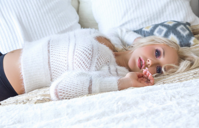 Обои картинки фото девушки, sabrina nichole, подушки, постель, свитер, блондинка
