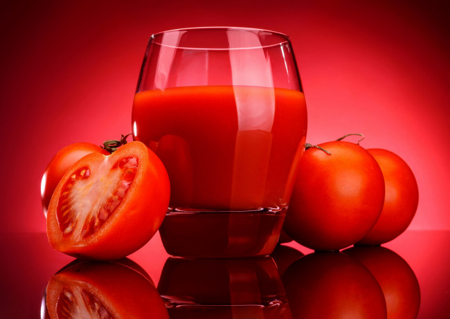 Обои картинки фото еда, напитки,  сок, помидоры, томатный, стакан, томаты