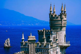 Картинка города ласточкино+гнездо+ крым Чёрное море ласточкино гнездо крепость побережье дымка синева скала горы солнце