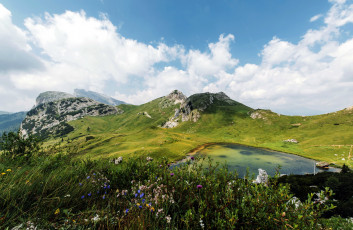Картинка природа горы луг озеро