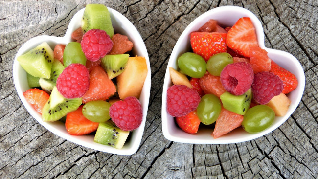 Обои картинки фото еда, фрукты,  ягоды, салат, малина, киви, клубника, виноград, фруктовый