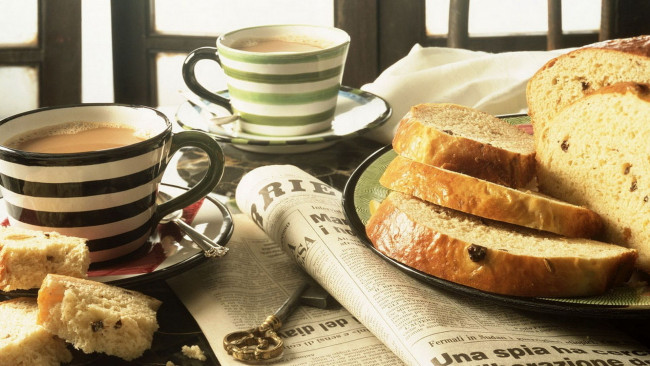 Обои картинки фото еда, кофе,  кофейные зёрна, ключ, газета, пирог, завтрак