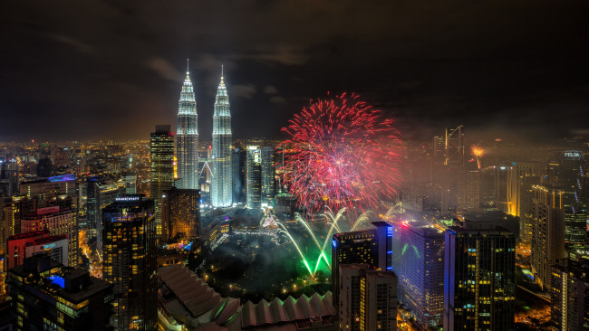 Обои картинки фото города, куала-лумпур , малайзия, фейерверк, близнецы, башни